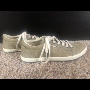 Taos Women’s Canvas Sneaker Shoes - Beige Tan - Size 7.5 Wide - Great Condition